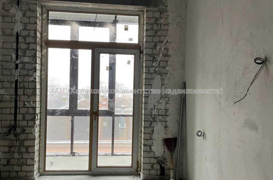 Продам квартиру, Динамовская ул. , 2 кім., 82 м², без внутренних работ 
