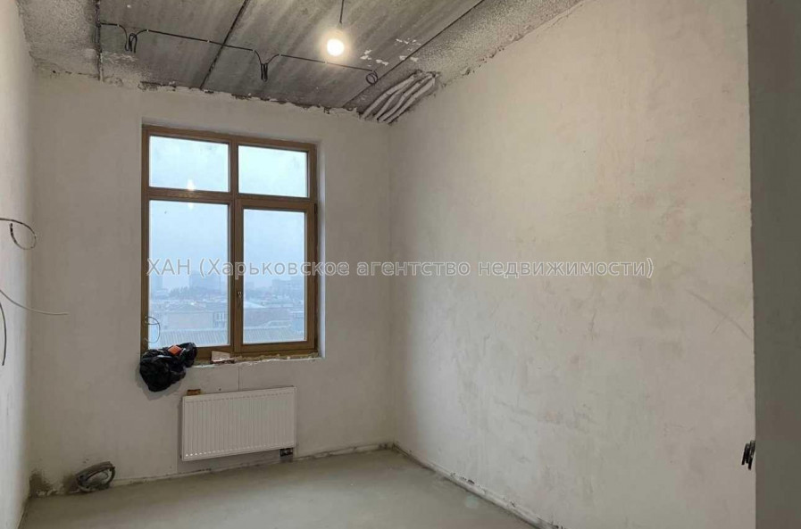 Продам квартиру, Динамовская ул. , 2 кім., 82 м², без внутренних работ 