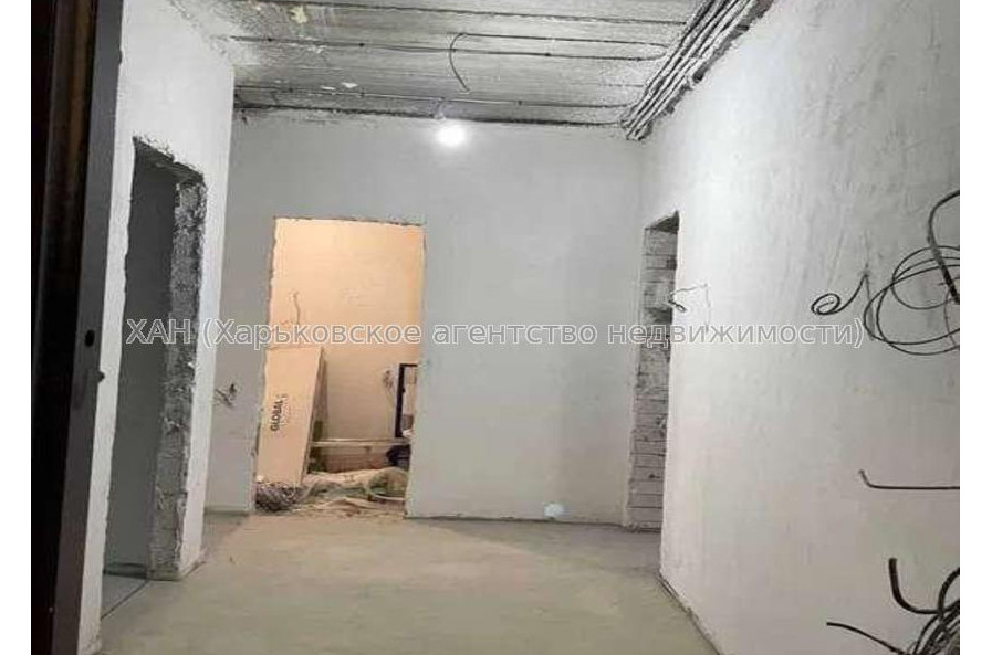 Продам квартиру, Динамовская ул. , 2 кім., 82 м², без внутренних работ 