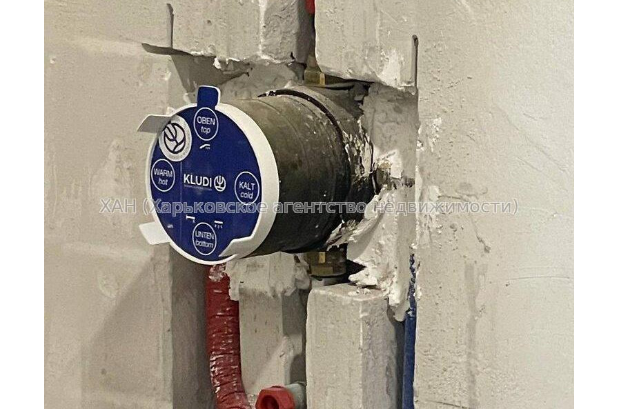 Продам квартиру, Динамовская ул. , 2 кім., 82 м², без внутренних работ 