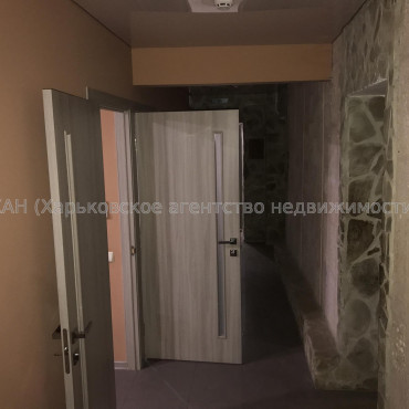 Продам нежитлову нерухомість, помещение свободного назначения , 6 кім., 95.60 м², косметический ремонт 