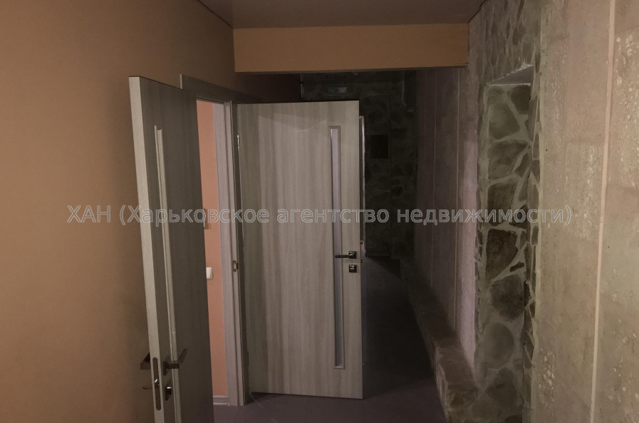 Продам нежилую недвижимость, помещение свободного назначения , 6  ком., 95.60 м², косметический ремонт 