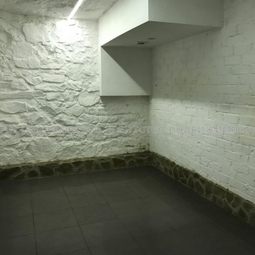 Продам нежитлову нерухомість, помещение свободного назначения , 6 кім., 95.60 м², косметический ремонт 