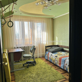 Продам квартиру, Тракторостроителей просп. , 3 кім., 66 м², капитальный ремонт