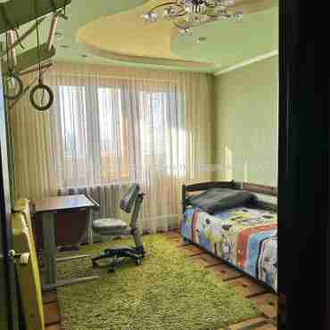 Продам квартиру, Тракторостроителей просп. , 3 кім., 66 м², капитальный ремонт 