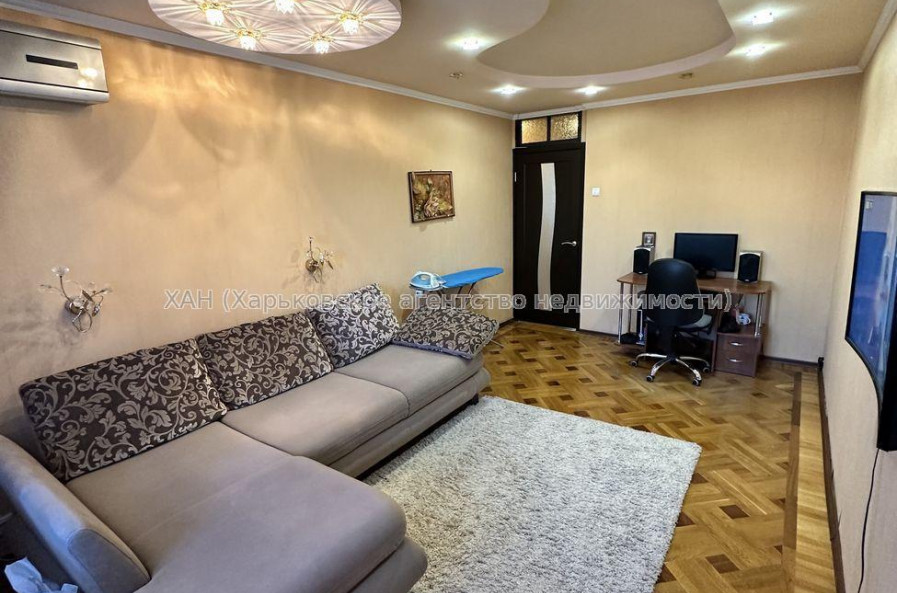 Продам квартиру, Тракторостроителей просп. , 3 кім., 66 м², капитальный ремонт 