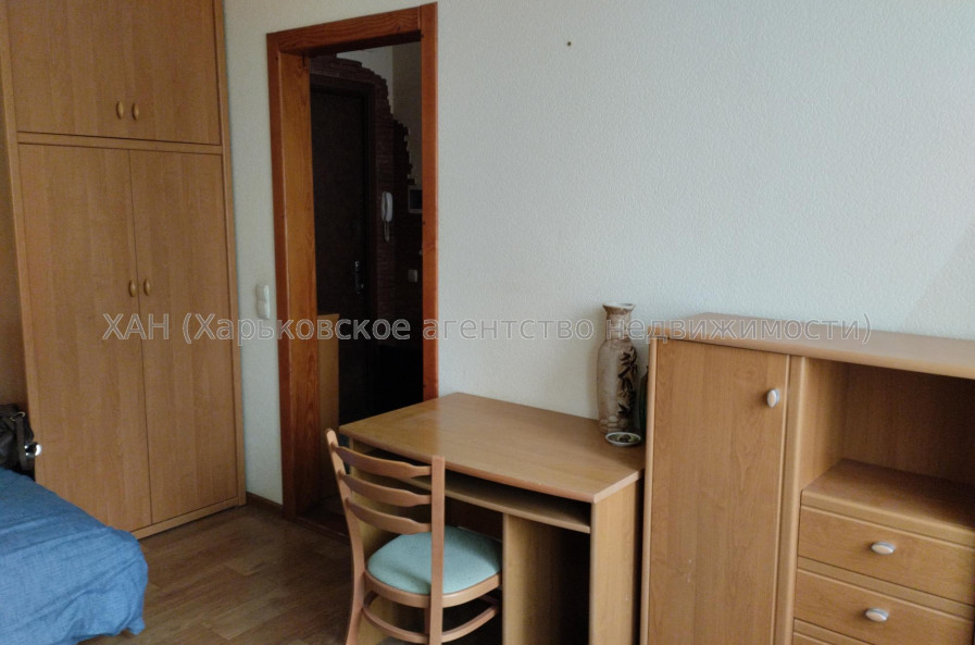 Продам квартиру, Новгородская ул. , 1 кім., 27 м², капитальный ремонт 