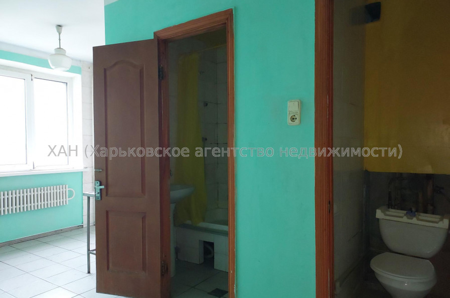 Продам квартиру, Драгомировская ул. , 3 кім., 68 м², советский ремонт 