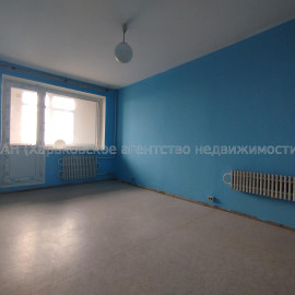 Продам квартиру, Драгомировская ул. , д. 4 , 3 кім., 68 м², советский ремонт