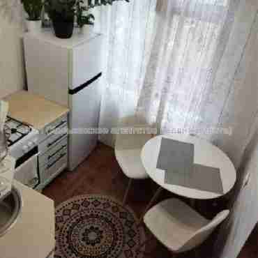 Продам квартиру, Светлая ул. , 3 кім., 67 м², капитальный ремонт 