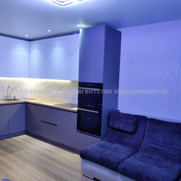 Продам квартиру, Роганская ул. , 2  ком., 72 м², евроремонт 