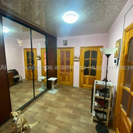 Продам квартиру, Героев Труда ул. , 3 кім., 72 м², косметический ремонт