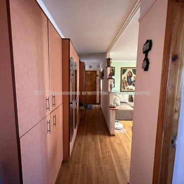 Продам квартиру, Холодногорская ул. , 3 кім., 65 м², капитальный ремонт 