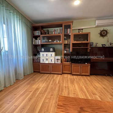 Продам квартиру, Холодногорская ул. , 3 кім., 65 м², капитальный ремонт 