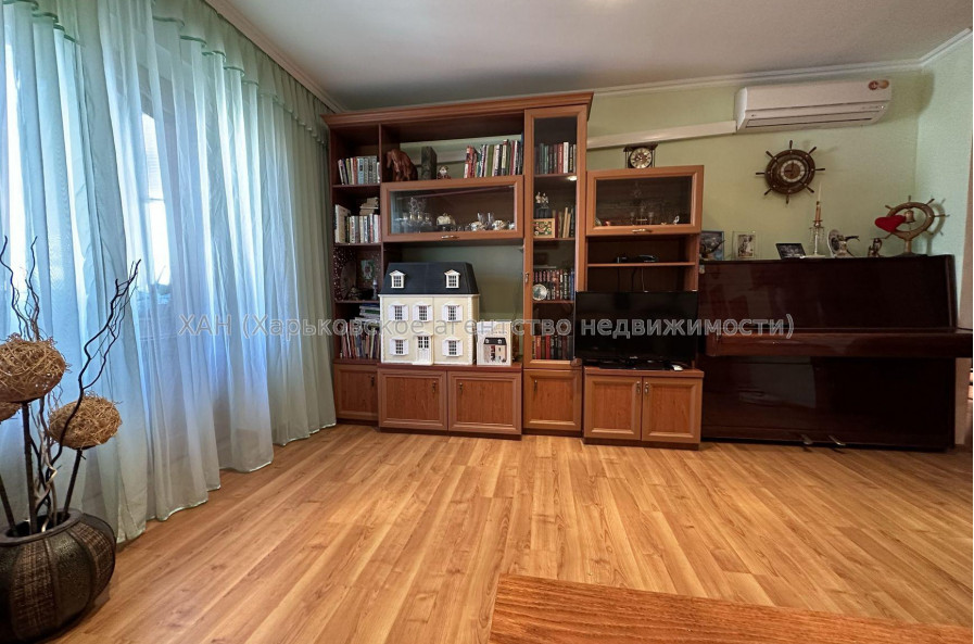 Продам квартиру, Холодногорская ул. , 3 кім., 65 м², капитальный ремонт 