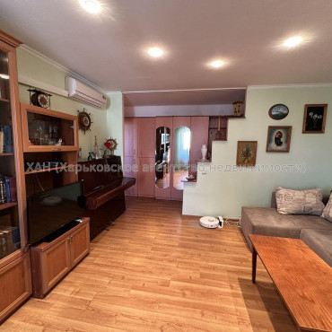 Продам квартиру, Холодногорская ул. , 3 кім., 65 м², капитальный ремонт 