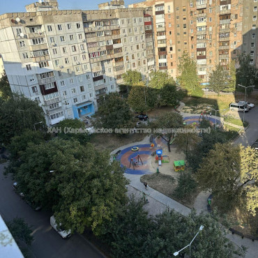 Продам квартиру, Холодногорская ул. , 3 кім., 65 м², капитальный ремонт 