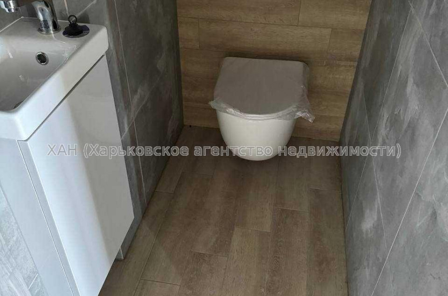 Продам квартиру, Домостроительная ул. , 3 кім., 57 м², частичный ремонт 