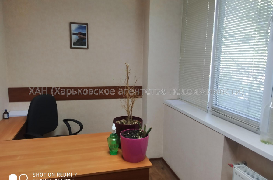 Продам квартиру, Лебединская ул. , 3 кім., 100 м², капитальный ремонт 