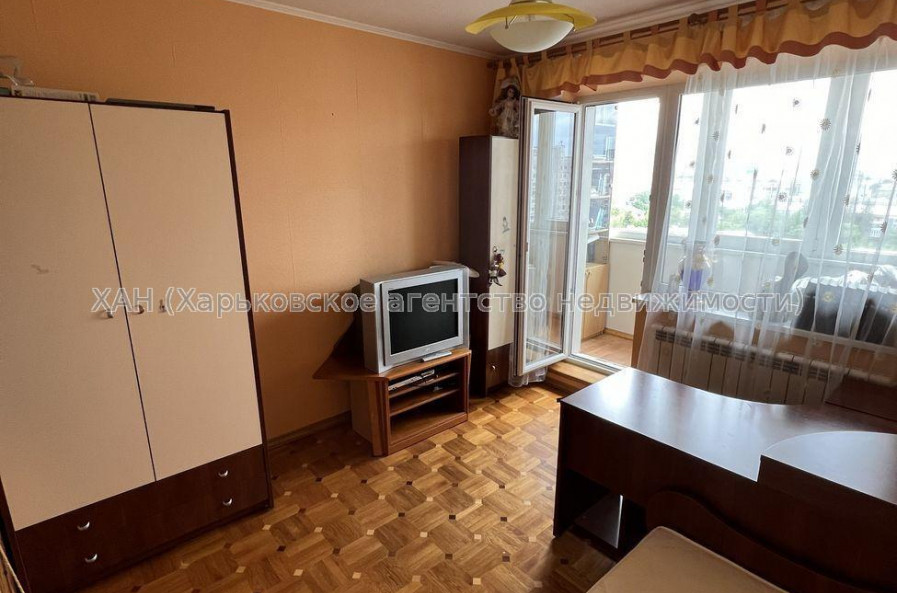 Продам квартиру, Новгородская ул. , 4  ком., 83 м², капитальный ремонт 