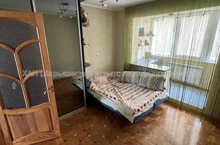 Продам квартиру, Новгородская ул. , 4  ком., 83 м², капитальный ремонт 