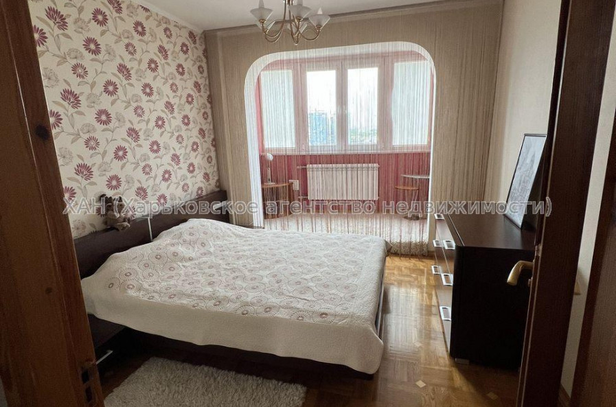 Продам квартиру, Новгородская ул. , 4  ком., 83 м², капитальный ремонт 