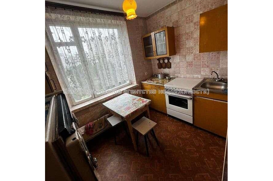 Продам квартиру, Единства ул. , 3 кім., 64 м², косметический ремонт 