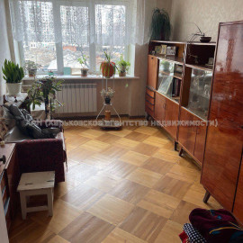 Продам квартиру, 23 Августа ул. , 3 кім., 60 м², косметический ремонт