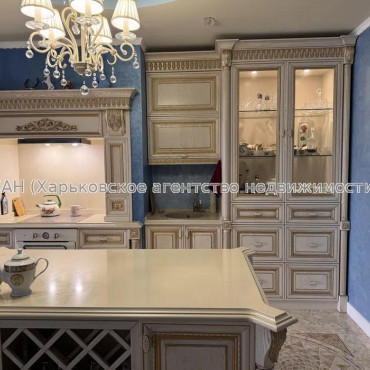 Продам квартиру, Гольдберговская ул. , 3 кім., 150 м², капитальный ремонт 