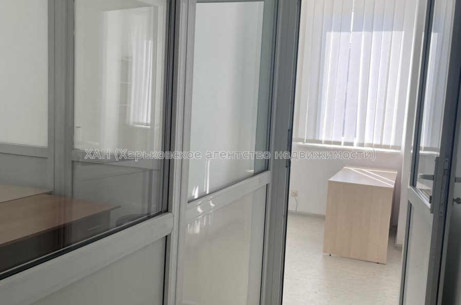 Сдам нежилую недвижимость, офис в офисном центре , 2  ком., 31.10 м², капитальный ремонт 