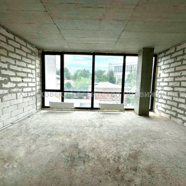 Продам нежитлову нерухомість, офис в офисном центре , 1 кім., 33.50 м², без внутренних работ 