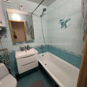 Продам квартиру, Гвардейцев Широнинцев ул. , 1  ком., 37.80 м², капитальный ремонт 