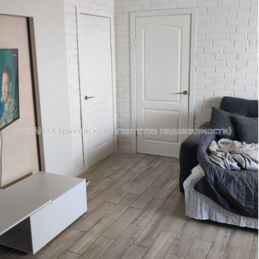Продам квартиру, Павла Тычины ул. , 3 кім., 89 м², частичный ремонт 