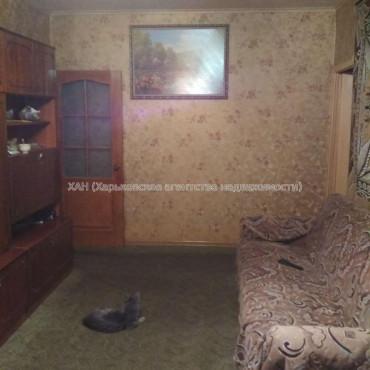 Продам квартиру, Славы просп. , 4 кім., 69 м², косметический ремонт 