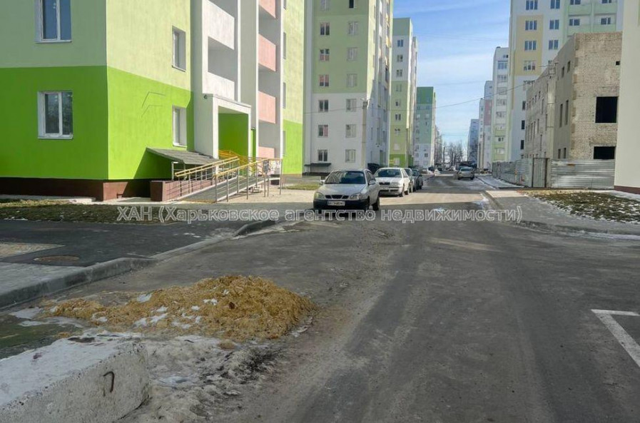 Продам квартиру, Героев Харькова просп. , 3  ком., 82 м², без внутренних работ 