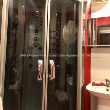 Продам квартиру, Защитников Неба ул. , 3  ком., 68 м², капитальный ремонт 