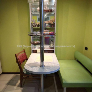 Продам квартиру, Защитников Неба ул. , 3  ком., 68 м², капитальный ремонт 