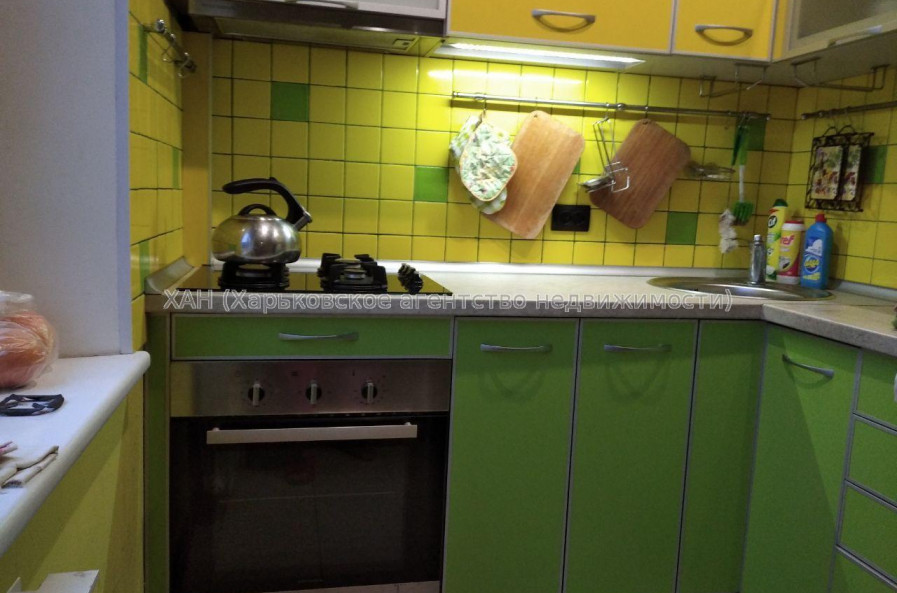 Продам квартиру, Защитников Неба ул. , 3  ком., 68 м², капитальный ремонт 