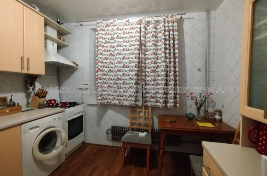 Продам квартиру, Гвардейцев Широнинцев ул. , 3 кім., 64 м², косметический ремонт 