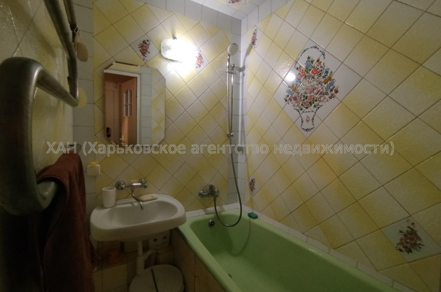 Продам квартиру, Гвардейцев Широнинцев ул. , 3 кім., 64 м², косметический ремонт 