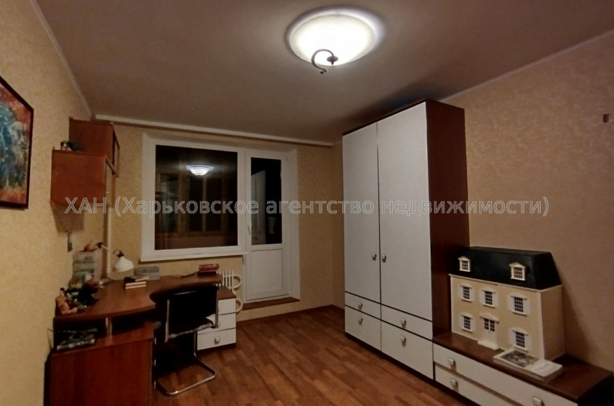 Продам квартиру, Гвардейцев Широнинцев ул. , 3 кім., 64 м², косметический ремонт 