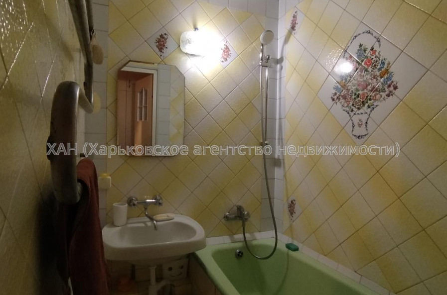 Продам квартиру, Гвардейцев Широнинцев ул. , 3 кім., 64 м², косметический ремонт 