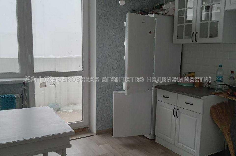 Продам квартиру, Льва Ландау просп. , 1  ком., 37 м², частичный ремонт 