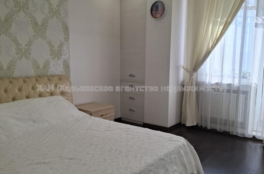 Продам квартиру, Гвардейцев Широнинцев ул. , 3 кім., 120 м², авторский дизайн 