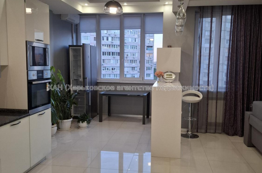 Продам квартиру, Гвардейцев Широнинцев ул. , 3 кім., 120 м², авторский дизайн 
