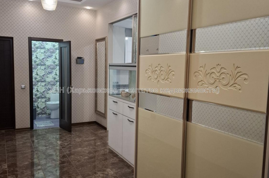 Продам квартиру, Гвардейцев Широнинцев ул. , 3 кім., 120 м², авторский дизайн 