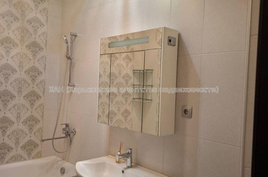 Продам квартиру, Гвардейцев Широнинцев ул. , 3  ком., 120 м², авторский дизайн 