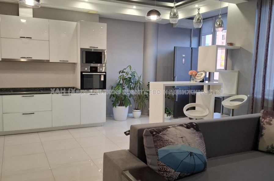 Продам квартиру, Гвардейцев Широнинцев ул. , 3 кім., 120 м², авторский дизайн 