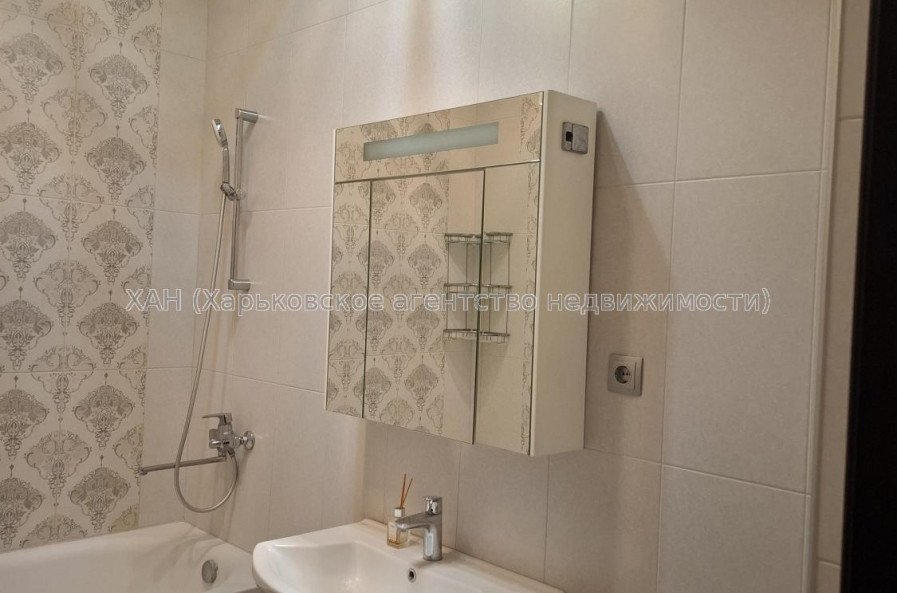 Продам квартиру, Гвардейцев Широнинцев ул. , 3 кім., 120 м², авторский дизайн 