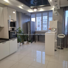 Продам квартиру, Гвардейцев Широнинцев ул. , 3 кім., 120 м², авторский дизайн